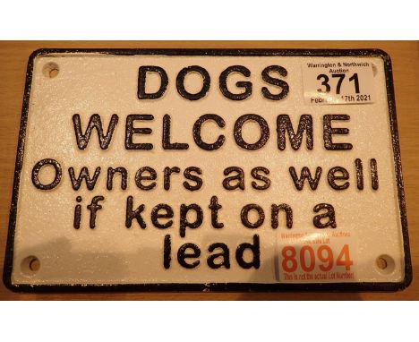 Cast iron Dogs Welcome sign, 20 x 13 cm. P&amp;P Group 1 (£14+VAT for the first lot and £1+VAT for subsequent lots) 