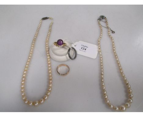 An 18ct amethyst ring, a wedding band stamped 10k (2.7g), an eternity ring and two graduated pearl necklaces (5)  