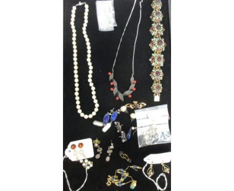 A quantity of mixed jewellery to include a pearl necklace and pearl earrings, a 15ct amethyst Art Nouveau style brooch, an Ea