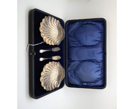 A cased pair of scallop shell butter dishes &amp; knives by&nbsp;Harrison Brothers &amp; Howson, Sheffield 1904, 155gms Condi