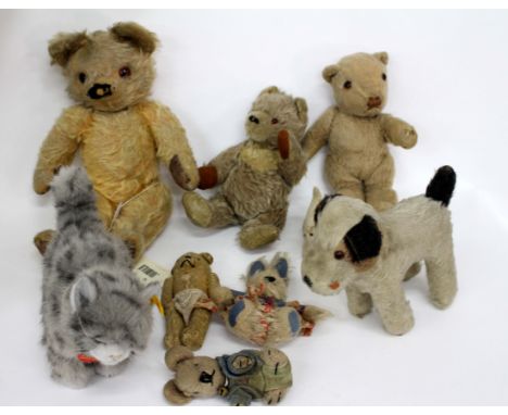 A SELECTION OF MID TO LATE 20TH CENTURY VINTAGE TOYS to include a Steiff cat, a play worn mohair Teddy Bear with glass eyes, 