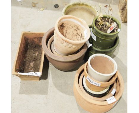 Quantity of terracotta garden pots, a terracotta garden trough and ceramic garden pots&nbsp;(15)&nbsp;
