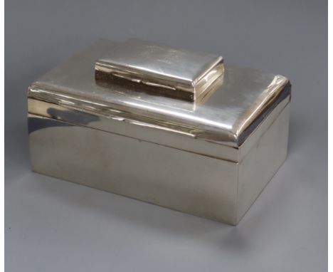 An Edwardian silver combination cigarette box/vesta case/snuff box?, London, 1907, 14.8cm.
