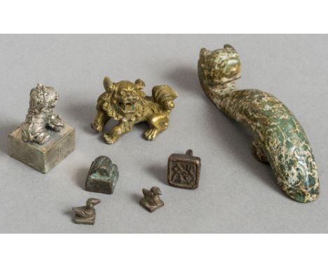 A small quantity of various Chinese seals
Of various forms; and a jade dragon form buckle.  The latter 11 cm long. (7) CONDIT