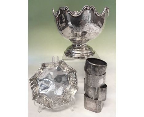 A small silver pedestal rose bowl. London 1908. 8ozs, a silver bon bon dish. Sheffield 1904 together with four silver napkin 