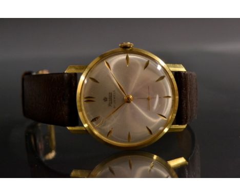 A 1960s Roidor 18ct gold cased wristwatch, silvered dial, arrow batons, subsidiary cross hair seconds, gold hands, manual win