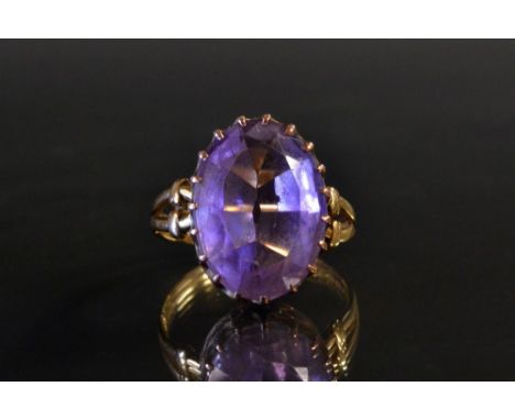 An Edwardian pale pinky purple amethyst dress ring, single oval amethyst crown claw set, 18ct gold shank, size R, London 1901