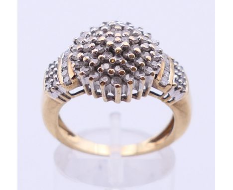 A 9 ct gold and diamond cluster ring. Ring size P. 