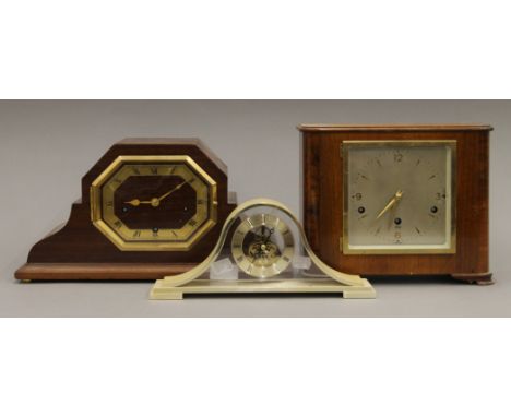 Two early 20th century mantle clocks and a later mantle clock. The largest 40 cm wide.