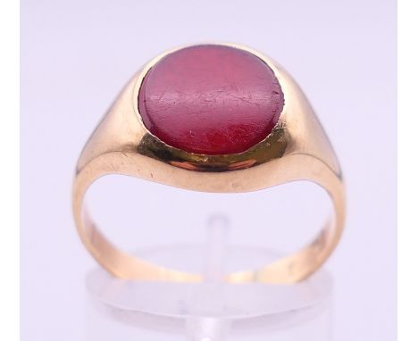 A 9 ct gold gentleman's signet ring. Ring size S. 