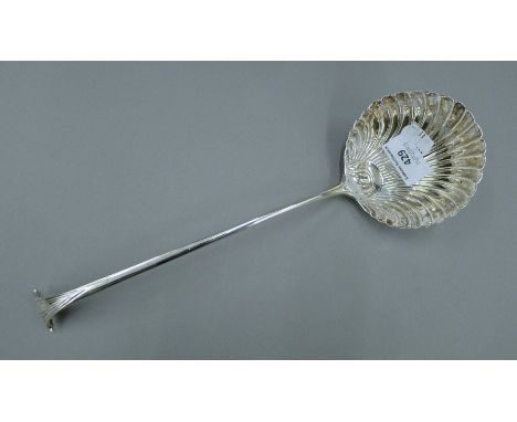 A Georgian silver shell bowl ladle. 32 cm long. 154.1 grammes.