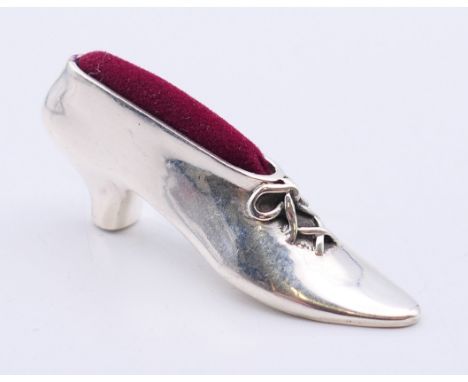 A silver shoe pin cushion. 5.5 cm long.