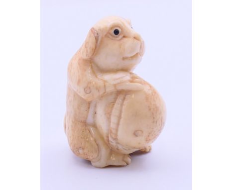 A bone dog netsuke. 4.25 cm high.