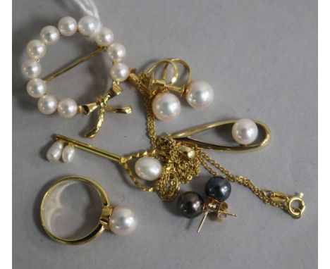 An 18ct gold and cultured pearl ribbon brooch, a 14ct gold and cultured pearl ring and four other items, including a 14ct gol