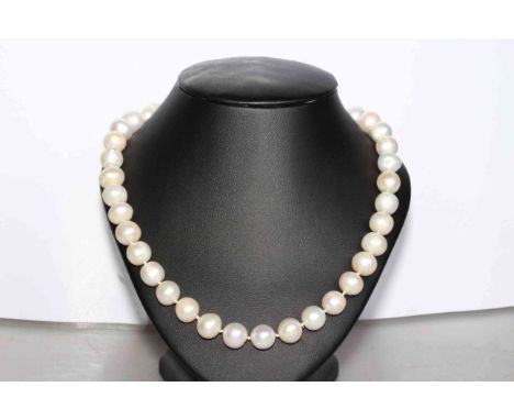 Cultured pearl necklace with silver magnetic clasp