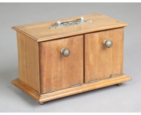 A late 19th/early 20th century mahogany magic trick box, fitted with four hinged doors revealing a removable five-sided di, w