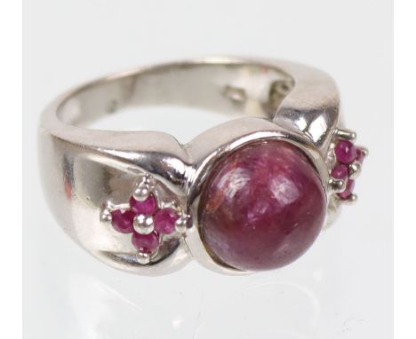   Rubin Ring   punziert Silber 925, Gewicht ca. 8,5 Gramm, gegliederter Ringkopf von ca. 12 mm Breite, mit rundem Rubin Caboc
