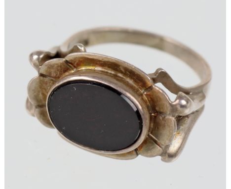   silberner Onyx Ring   punziert Silber 835 sowie Signet, Gewicht ca. 4,35 Gramm, leicht erhöhter Ringkopf mit mehrfach einge
