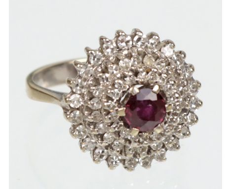   Rubin Diamant Ring - WG 585   punziert Weißgold 585 (14 Karat), ca. 5,09 Gramm, runder vierstufiger Ringkopf mit rund facet