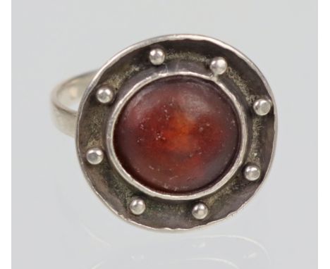   Design Ring Georg Kramer   Silber 835 punziert sowie Meisterzeichen von Georg Kramer, Lübeck, der handgearbeitete Ringkopf 