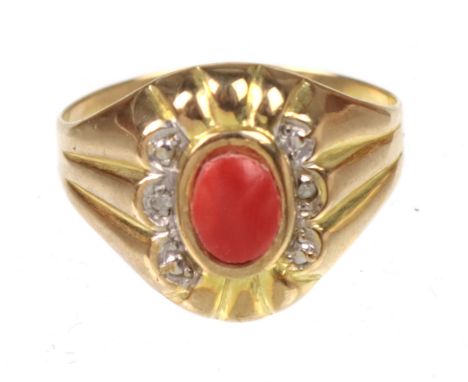   Koralle Ring mit Diamanten - GG 333   punziert Gelbgold 333 (8 Karat), ca. 1,6 Gramm, gefächerte Ringschulter die in den bl
