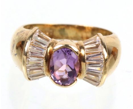   Amethyst Ring   Silber 925 in Gelbgold 14 Karat vergoldet, Gewicht ca. 6,9 Gramm, Ringkopf mit einem oval facettierten Amet