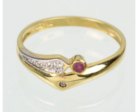   Rubin Brillant Ring - GG 333   punziert Gelbgold 333 (8 Karat), ca. 1,75 Gramm, Ringkopf mit zargengefasstem Rubin im Runds