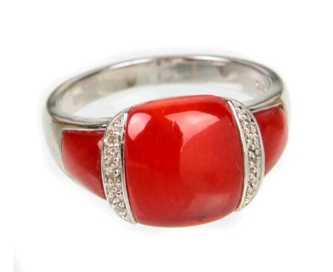   Koralle Ring mit Diamanten   punziert Silber 925 sowie Signet, Gewicht ca. 5,55 Gramm, verbreiteter Ringkopf mit gemugelter