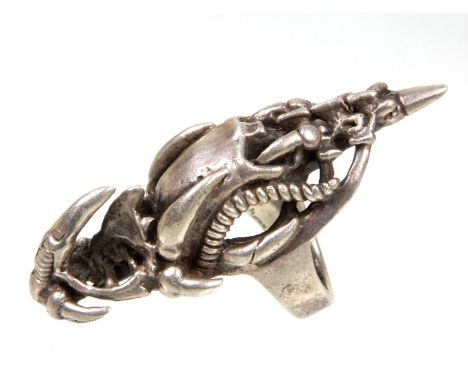   massiver Gothic Ring   punzier Silber 925, Gewicht ca. 67,3 Gramm, massiv mit Tierkrallen und stilisiertem Totenkopf gelenk