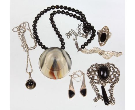   Posten Onyx Silber Schmuck   Silber 835, 925 u.a., dabei Blütenanhänger mit Onyx Kugel an Silberkette, ein Paar Ohrhänger m