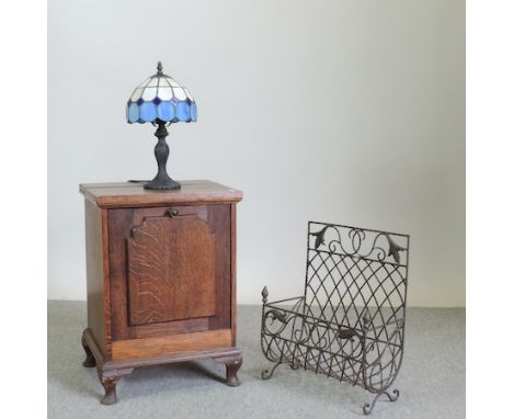 A Tiffany style table lamp, together with an oak coal purdonium and a magazine rack, 38cm (3)