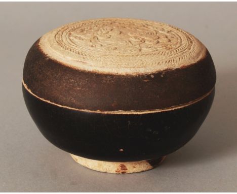 A 14TH CENTURY KHYMER CIRCULAR CERAMIC BOX & COVER, the centre of the cover unglazed and moulded in shallow relief with bloss