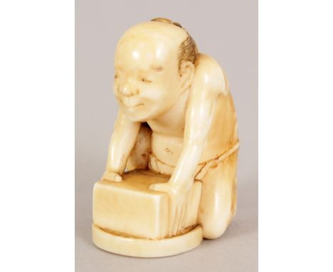 A GOOD QUALITY SIGNED JAPANESE MEIJI PERIOD IVORY NETSUKE OF A SQUATTING MAN, with a rat on his shoulder and clad in a loin c