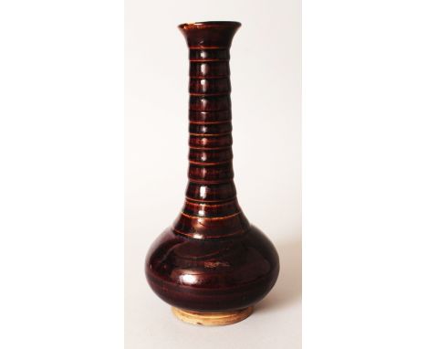 A CHINESE YUAN/MING STYLE BROWN GLAZED CERAMIC VASE, with a slender ribbed neck, the side with a faint purple splash to the g