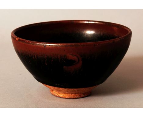A CHINESE SONG STYLE JIANYAO HARE'S FUR CERAMIC TEABOWL, with lustrous streaked glaze, the foot unglazed, 5in diameter & 2.7i