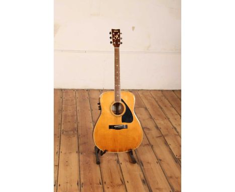 A Yamaha electro acoustic guitar, model FG450SE, having a solid spruce top and mother of pearl inlayl. 102cm, fretboard 44cm