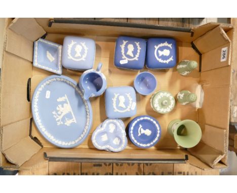 A mixed collection of multi-coloured Wedgwood items to include sage green salt and pepper pots, small vase, trinket box, Quee
