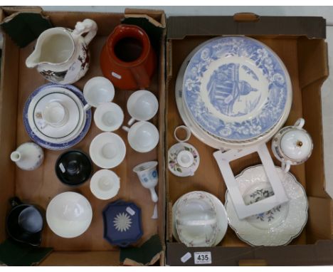 A mixed collection of Wedgwood ceramic items to include Trial blue and white plates, commemorative items, small tureens, Jasp