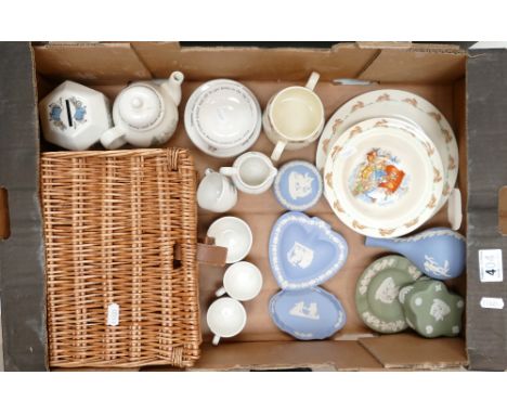 A collection of ceramic items to include Wedgwood trinket boxes, Wedgwood Peter Rabbit miniature tea set (some damages), Roya