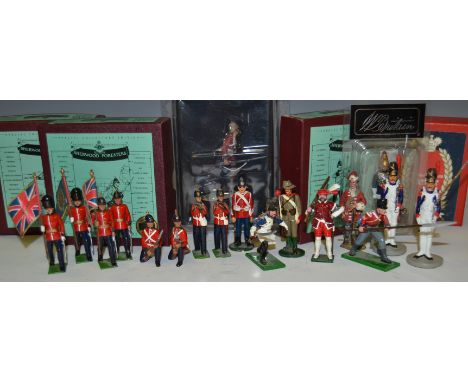 Britains Toy Soldiers Nottinghamshire & Derbyshire Regiment Sherwood Foresters two Kneeling on Guard figures; others includin