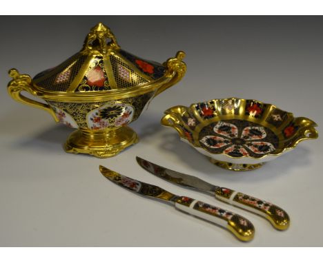 A Royal Crown Derby 1128 pattern solid gold band twin handled sucrier and cover; a conforming pin dish; a pair of butter kniv