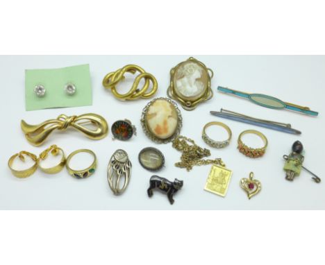 Two enamel brooches, two cameo brooches, a silver brooch, etc. 