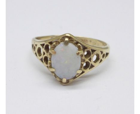 A 9ct gold and opal ring, 1.9g, L 