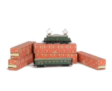 Early Post-war Märklin H0 Gauge SE800 Electric twin Pantograph Locomotive and Coaches, in green with silver roof and black ch