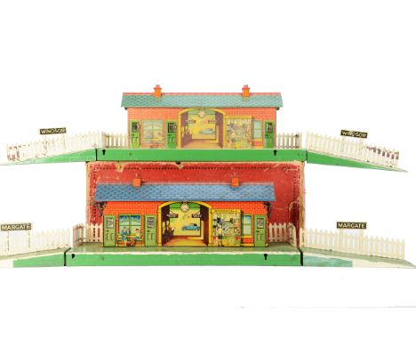 Hornby 0 Gauge No 2 and 2E Stations, comprising the no 2 ‘Windsor’ station with green base, opening doors and two ramps with 
