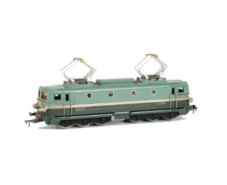 A JEP 0 Gauge 3-rail Electric SNCF Class CC7000 Pantograph Locomotive, ref 6076 - L, in 2-tone green as no CC-7001, with AP5 