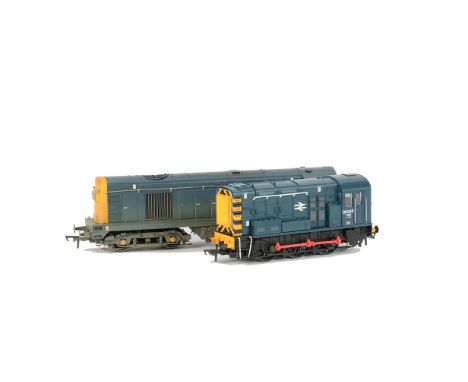 Bachmann 00 Gauge BR blue Diesel Locomotives, 32-111 Class 08 Diesel Shunter 08243 and 32-032 Class 20 Diesel D8307 weathered