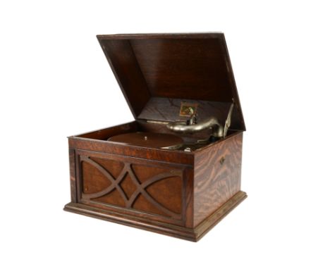 Table grand gramophone: an HMV model 104 in oak case, with 5a soundbox (no winder, slight damage to lid veneer) 