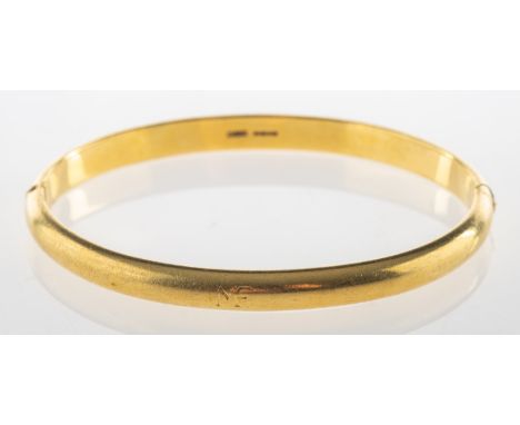 An 18ct gold bangle, 'D' shaped, hinged, UK hallmark, inner diameter approx. 6.0cm (oval in shape), 44.6grams.