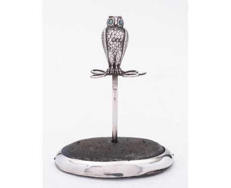 An Edward VII silver Owl hat-pin stand by Arthur Johnson Smith, Birmingham 1906, RD 481713, a loaded oval pin cushion base, d